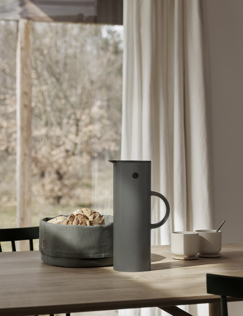 https://www.stelton.com/cdn/shop/files/EM77_vacuum_jug_a6c22fa6-3c9d-4adb-81d8-88cfa690e373_800x.jpg?v=1693313777