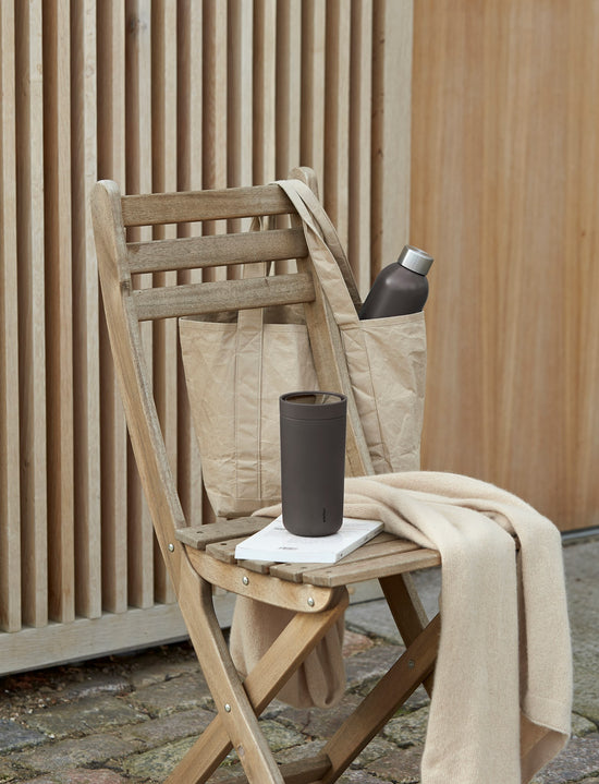 Stelton 355 17 685 42 Keepcool Togoclick 0,4L Soft Bark 1 Lifestyle
