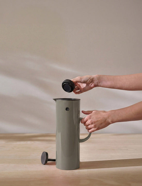 Stelton 988 Em77 Vacuum Jug1l Bark 3 Lifestyle AI Assisted