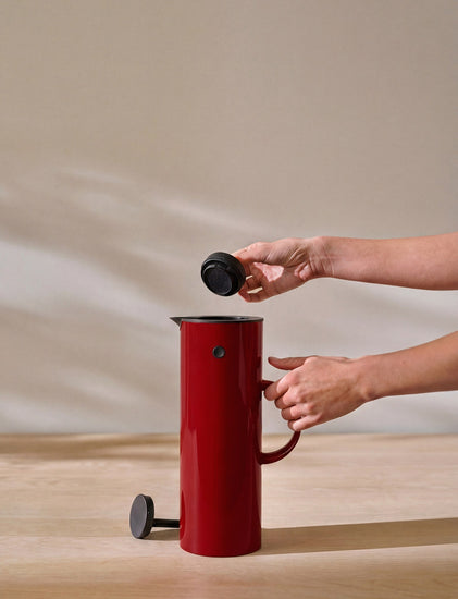 Stelton 995 14 EM77 Vacuumjug Cherryred Lifestyle